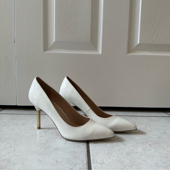 [SOLD] BNWOT VENILLA SUITE white pumps with gold heels (women’s us 7.5) - Picture 5 of 9
